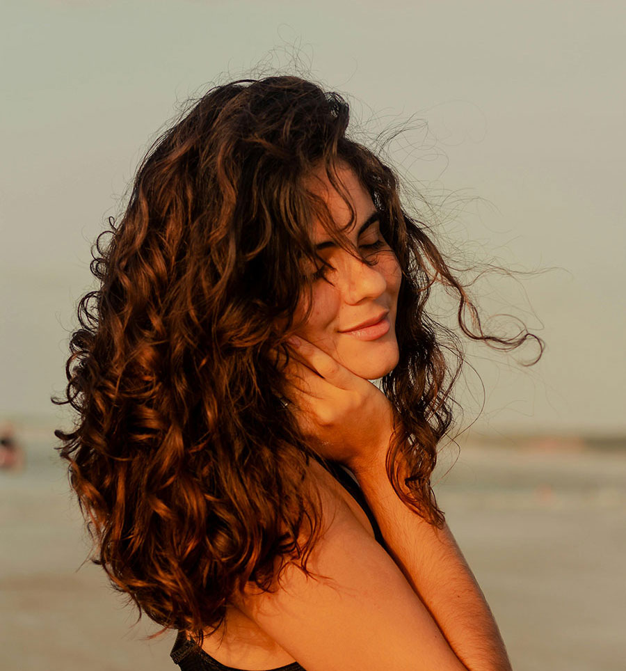 coiffure-naturelle-femme-coupe-tendance-cheveux-wavy-cocon-damma